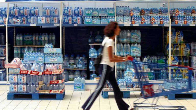 Ce supermarché retire Evian de ses rayons en raison d’une hausse des prix imprévue !